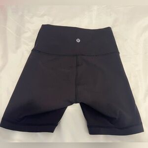 Like new Lululemon Wunder Train 6” Shorts size 4